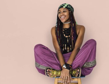 olan dreadlocks lotus poz oturan kadın