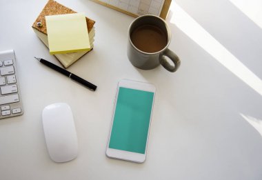 Cep telefonu ve fincan kahve 