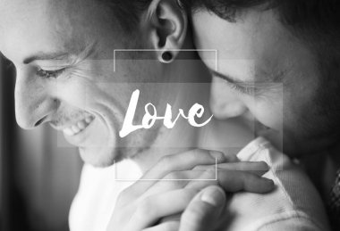 Eşcinsel çift kucaklayan