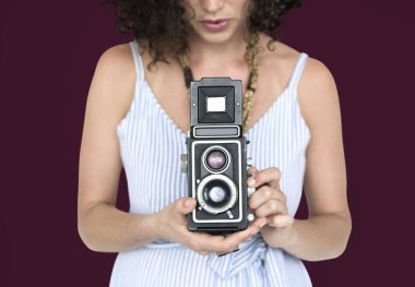 Vintage fotoğraf makinesi kullanan kadın