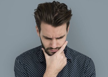 düşünme ve çene üzerinde elini tutarak işadamı