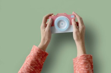 İnsan eli kamera tutarak