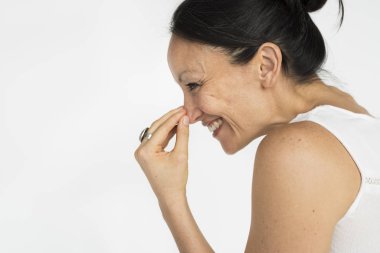 Kadın stüdyoda neşeli