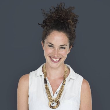 Kıvırcık saçlı Kafkas kadın