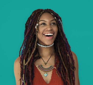 Afrikalı kadın gülüyor dreadlocks ile