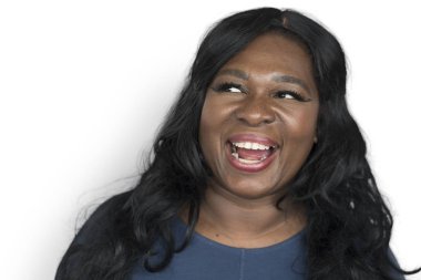 Afrikalı studio gülümseyen kadın