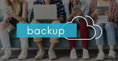 Arkadaşlar dijital cihazlar kullanarak