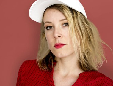 sarışın kadın giyiyor beyaz kap