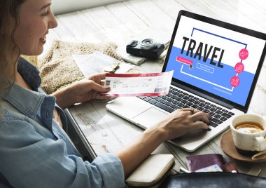 kadını masada bilgisayar kullanma