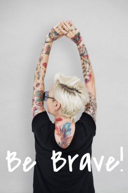 Dövmeli kız işaret karşı 