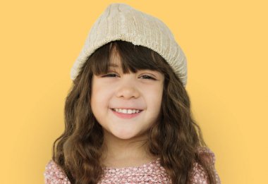 küçük kız kamera için poz 