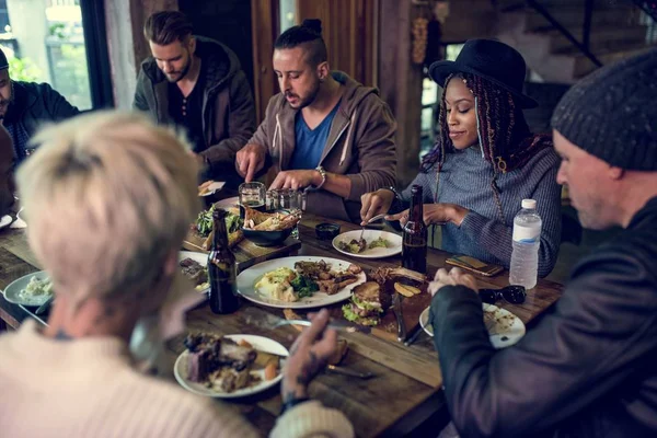 Mensen genieten van eten en drinken — Stockfoto