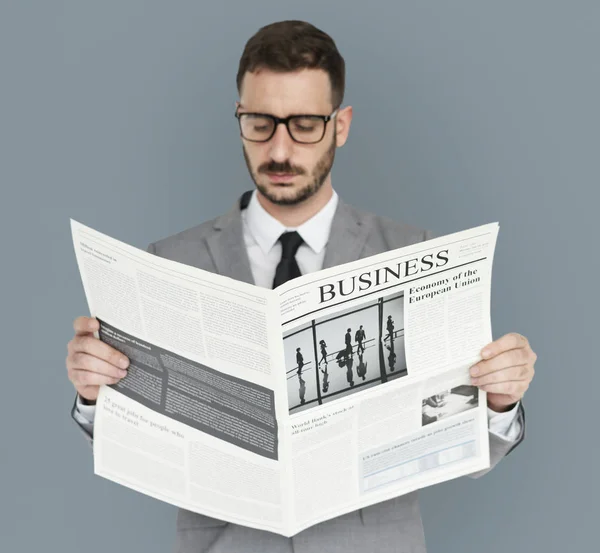 Hombre leyendo periódico — Foto de Stock