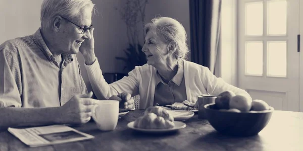 Senior Adulte Couple manger le petit déjeuner — Photo