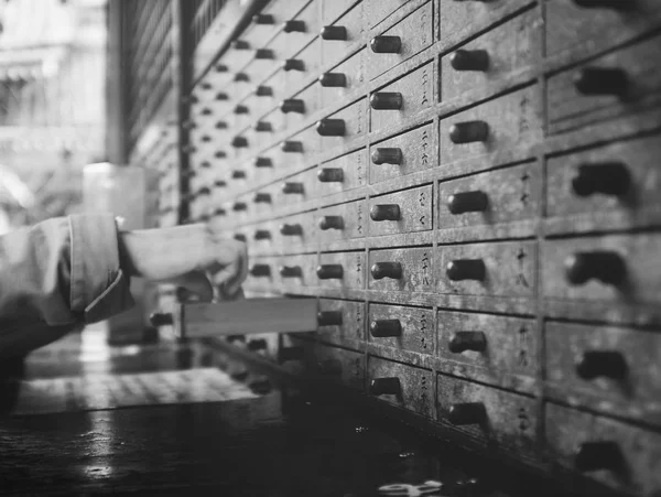 Mano tocando caja de madera — Foto de Stock