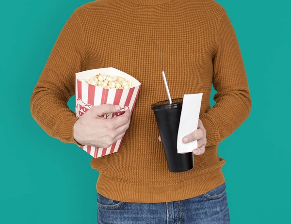 Людина з попкорном і випивкою — стокове фото