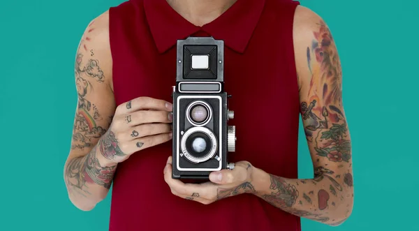 Жінка тримає дві лінзи камери — стокове фото