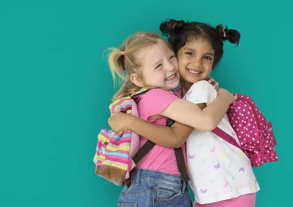 Schattig preschool meisjes knuffelen — Stockfoto