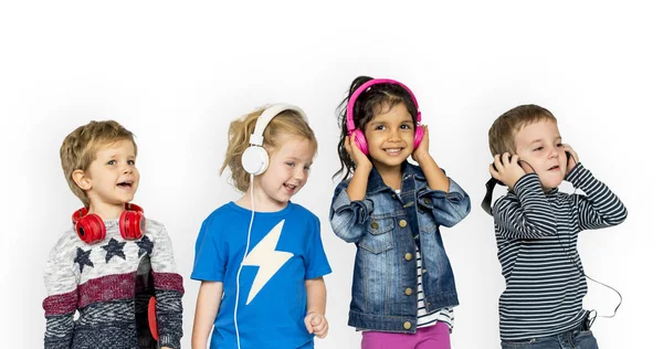 Діти слухають музику в навушниках — стокове фото