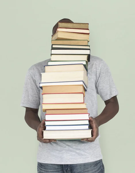 Африканский человек с книгами — стоковое фото