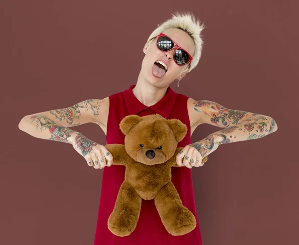 Blonde vrouw met tatoeages en teddy bear — Stockfoto