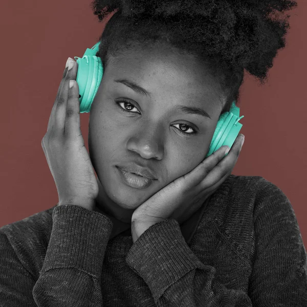 Mujer africana en auriculares — Foto de Stock