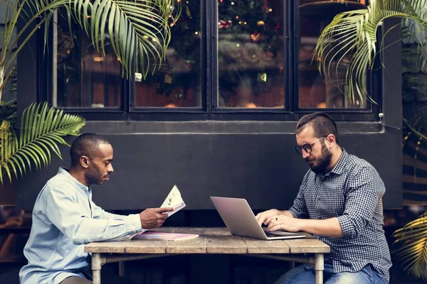 Hombres sentados en la cafetería y trabajando — Foto de Stock