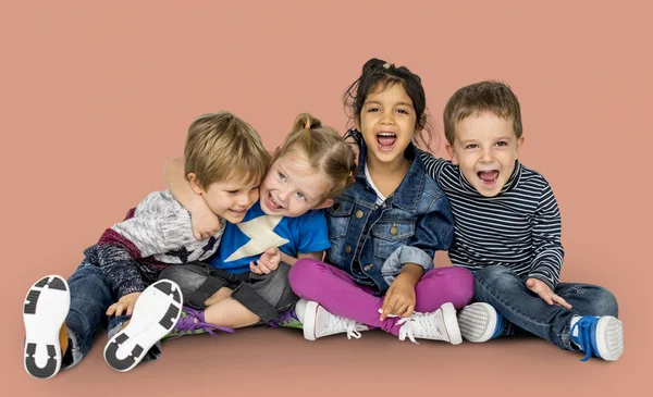 Anak-anak bahagia duduk di lantai — Stok Foto