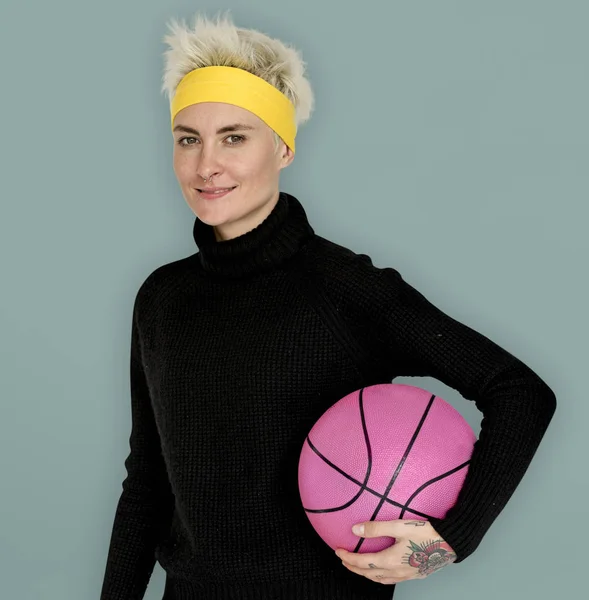 Basketbol topu ile sarışın kadın — Stok fotoğraf