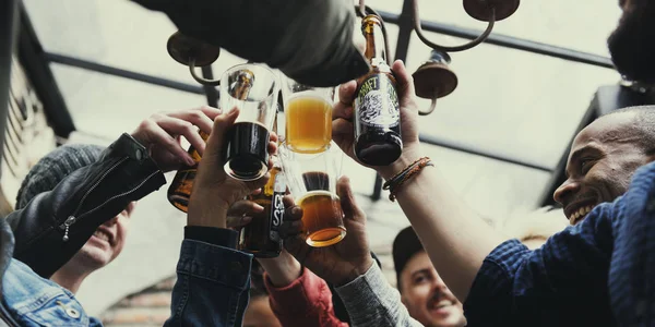Mejores amigos bebiendo cerveza artesanal — Foto de Stock