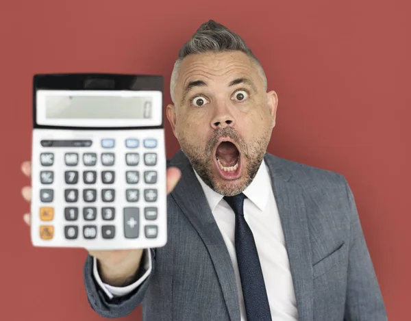 Шокированный бизнесмен показывает калькулятор — стоковое фото