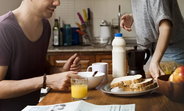 朝食を共にするカップル — ストック写真