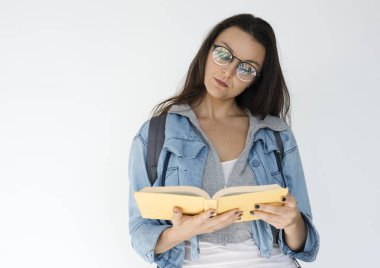 Kitaplı Genç Kadın