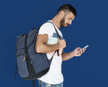 Cep telefonu kullanan adam