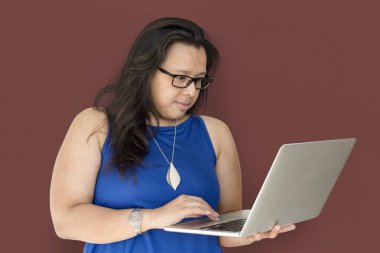 Dizüstü bilgisayar kullanan esmer kadın