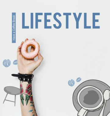 Dövmeli kadın el çörek tutarak