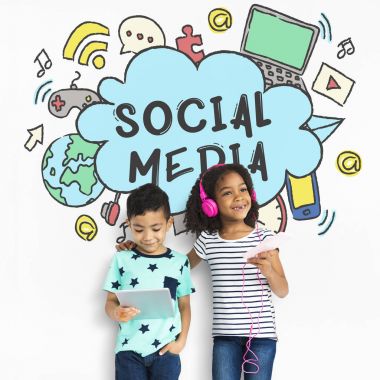 çocuklar dijital cihazlar kullanarak