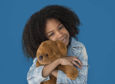 Kucaklayan kız oyuncak ayı