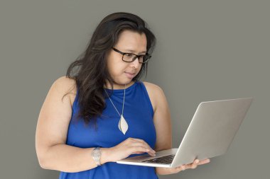 Dizüstü bilgisayar kullanan esmer kadın