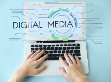 Dizüstü bilgisayarda yazan kadın klavyesi