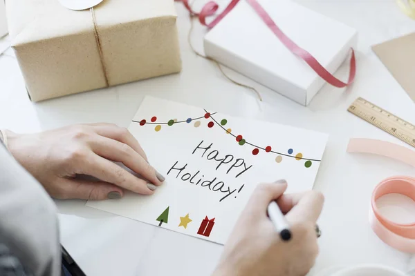 Manos escribiendo en la tarjeta de papel —  Fotos de Stock