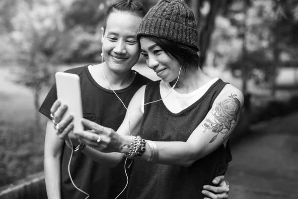 Влюбленная азиатская лесбийская пара — стоковое фото