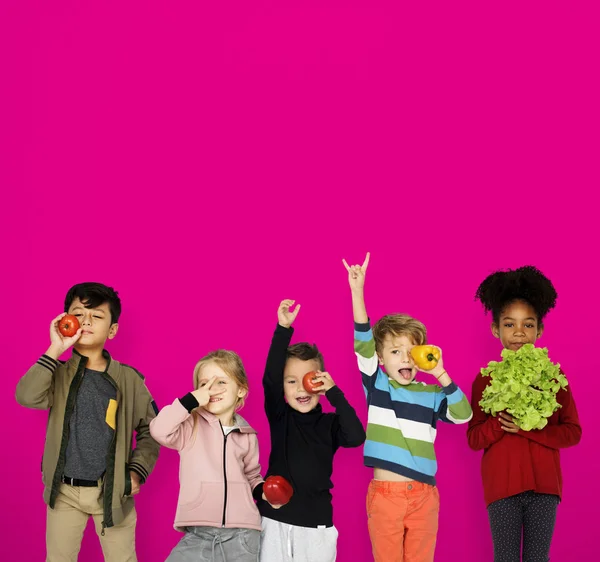 Kinder halten Gemüse in der Hand — Stockfoto