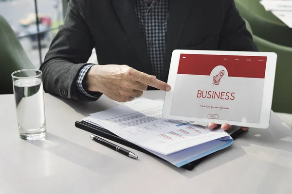 Empresário apontando dedo no tablet digital — Fotografia de Stock