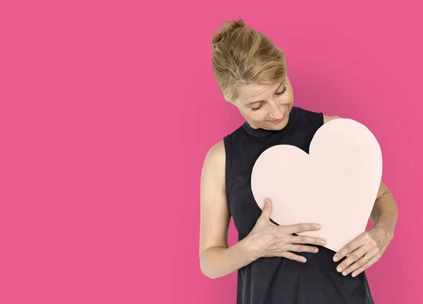 Mujer sosteniendo papel corazón — Foto de Stock