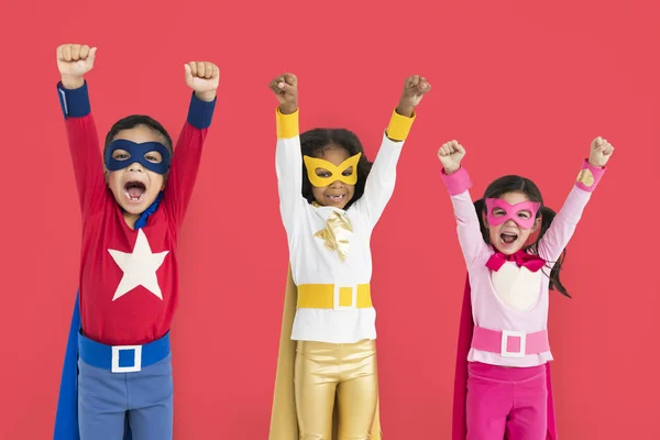 Barn bär superhjälte dräkter — Stockfoto