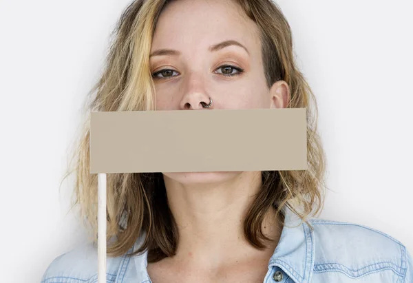 Vrouw die betrekking hebben op mond met papier vlag — Stockfoto