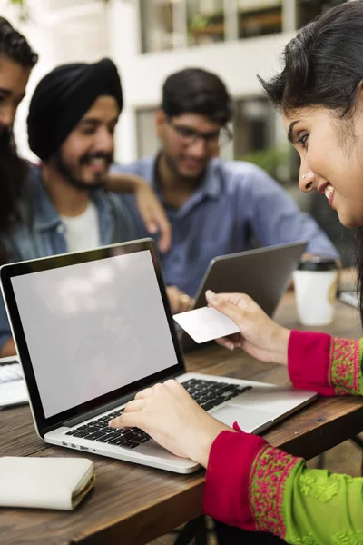 Jovens estudantes indianos trabalhando juntos — Fotografia de Stock