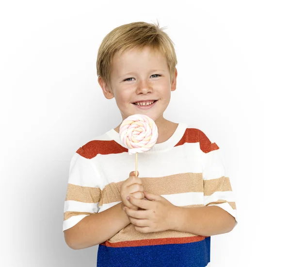 Ragazzo in possesso di caramelle dolci lecca-lecca — Foto Stock
