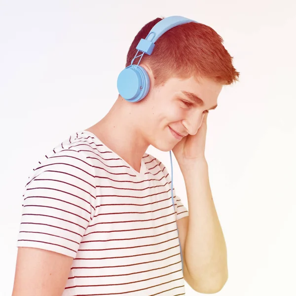 Guy Lisiten muziek in hoofdtelefoons — Stockfoto